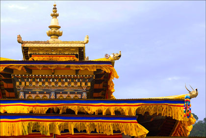 Colorful_fabric_roofline_Punakha_Dzong_coronation_fifth_king_Bhutan.